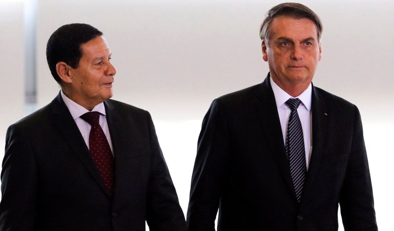Planalto gastará R$ 7,1 mi com carros para famílias de Bolsonaro e Mourão
