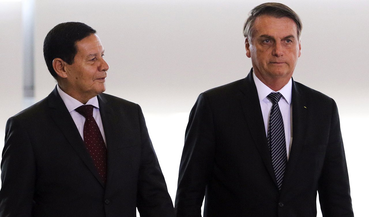 Planalto gastará R$ 7,1 mi com carros para famílias de Bolsonaro e Mourão