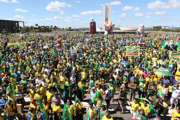 Manifestantes fazem ato pró-Bolsonaro, em defesa da Lava Jato, do ministro Sergio Moro, pela aprovação da reforma da Previdência e do pacote anticrime, em frente ao Congresso Nacional, BrasÃlia.Foto Fabio Rodrigues Pozzebom/Agência Brasil