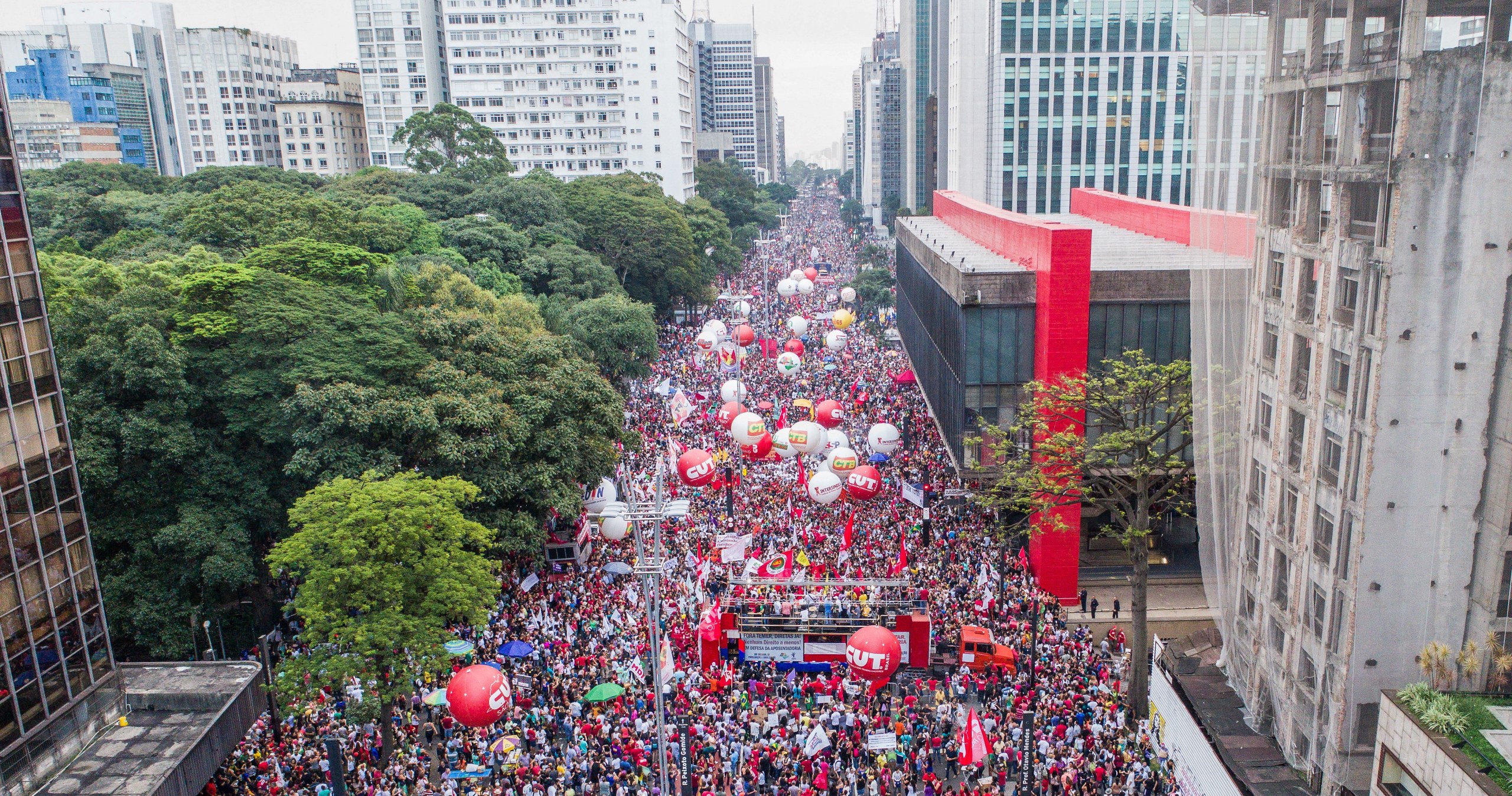 Manifestação de centrais sindicais contra mudança do sistema de Previdência na Av. Paulista.
