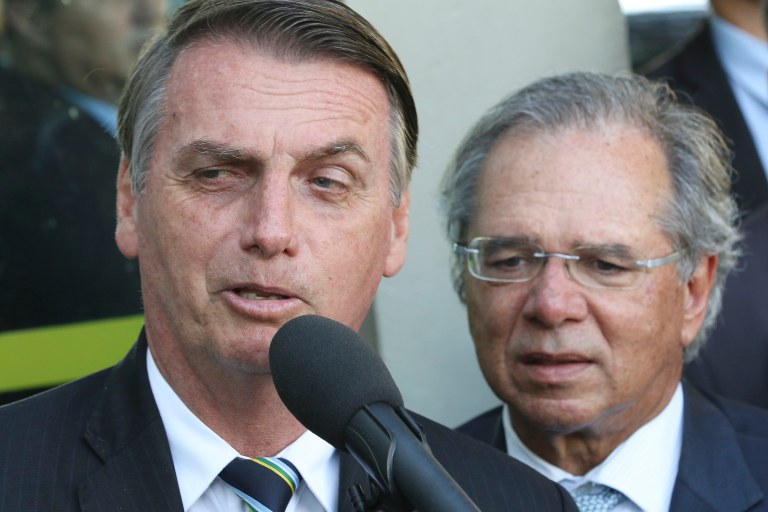 O presidente Jair Bolsonaro fala à imprensa após reunião com o ministro da Economia, Paulo Guedes, no ministério.