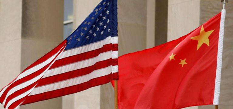Bandeiras da China e dos EUA.