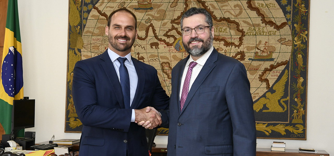 Ministro Ernesto Araújo recebe o deputado federal Eduardo Bolsonaro.