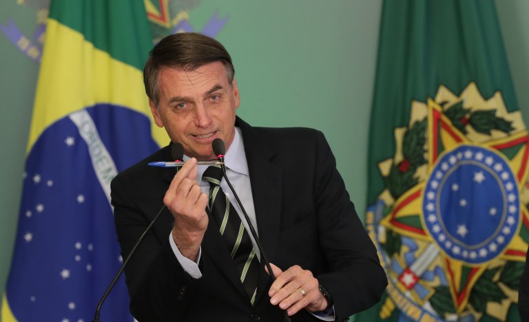 Presidente Bolsonaro assina decreto liberando a compra de armas para cidadãos de bem.