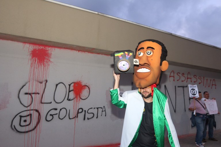 Ato na Rede Globo. Cinquenta anos de manipulação.