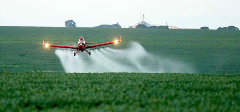 Um projeto de lei quer vedar o uso da técnica no Estado por considerá-la a mais nociva para a saúde e para o meio ambiente; para especialistas que defendem a mudança, a pulverização aérea de agrotóxico provoca danos persistentes; já o pesquisador e engenheiro agrônomo Ulisses Antuniassi, da Unesp, avalia que as grandes extensões de lavouras e o porte de algumas culturas fazem da pulverização aérea de defensivos agrícolas um método imprescindível para o agronegócio brasileiro