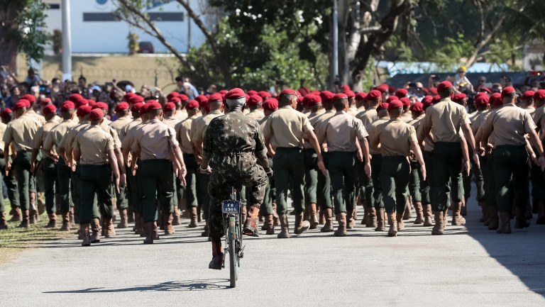 (Rio de Janeiro) A Tropa da Brigada de Infantaria Paraquedista desfila em continência ao Presidente da República.