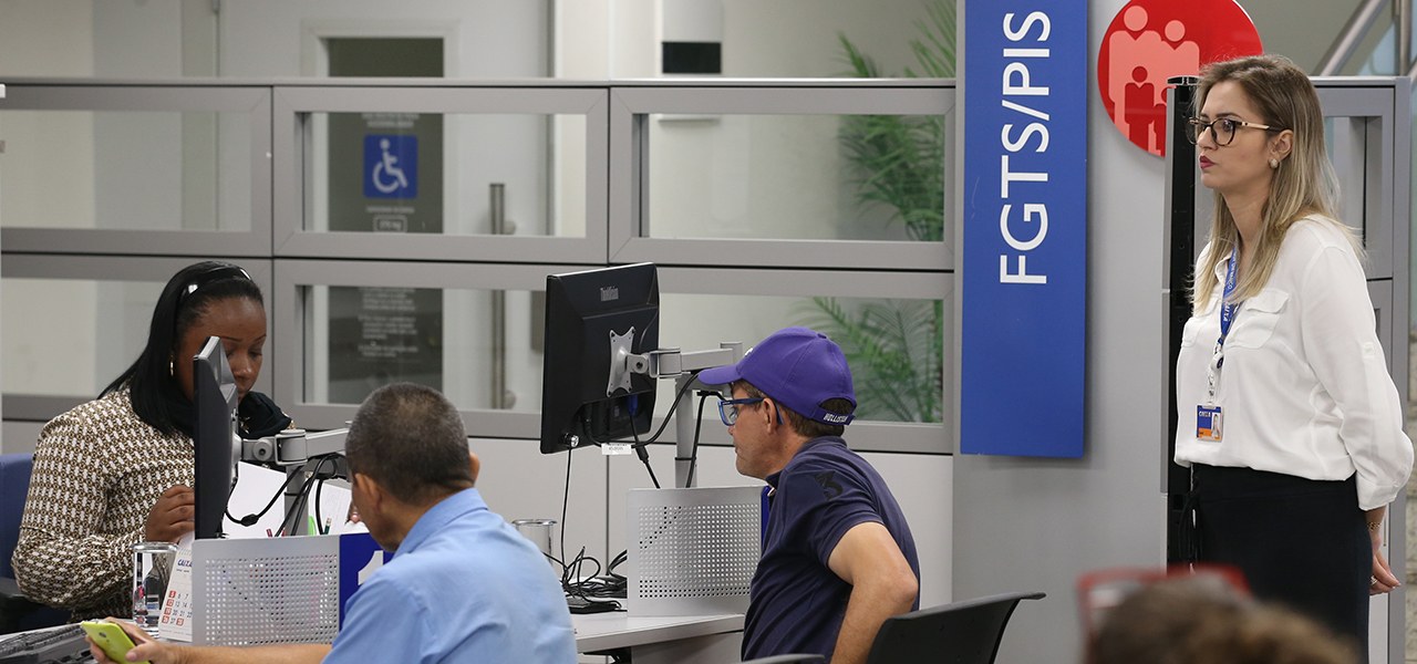 BrasÃlia - Agências da Caixa Econômica Federal do Distrito Federal e entorno estão abertas de 9h à s 15h para atendimento exclusivo sobre contas inativas do FGTS neste sábado (18) (Fabio Rodrigues Pozzebom/Agência Brasil)