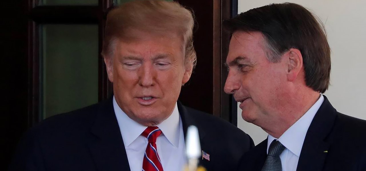 Donald Trump e Jair Bolsonaro conversaram rapidamente antes de se dirigirem ao Salão Oval da Casa Branca.