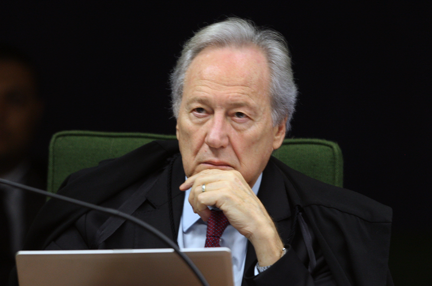 Lewandowski lamenta o autoritarismo subscrito nas crises econômicas