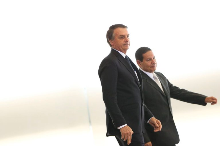 Impeachment e Shallow Now