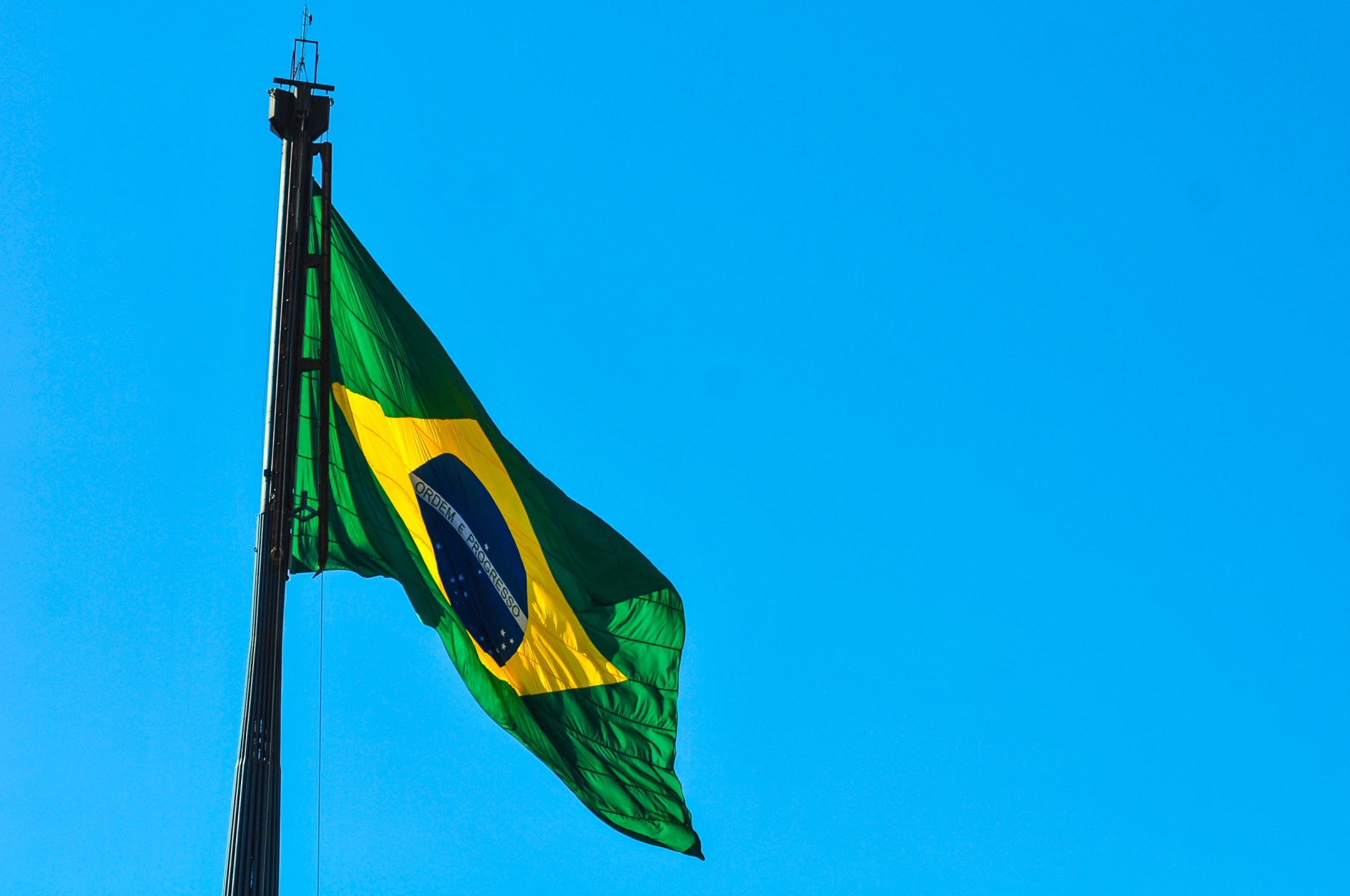 Troca da Bandeira Nacional marca festividades do aniversário de Brasília.