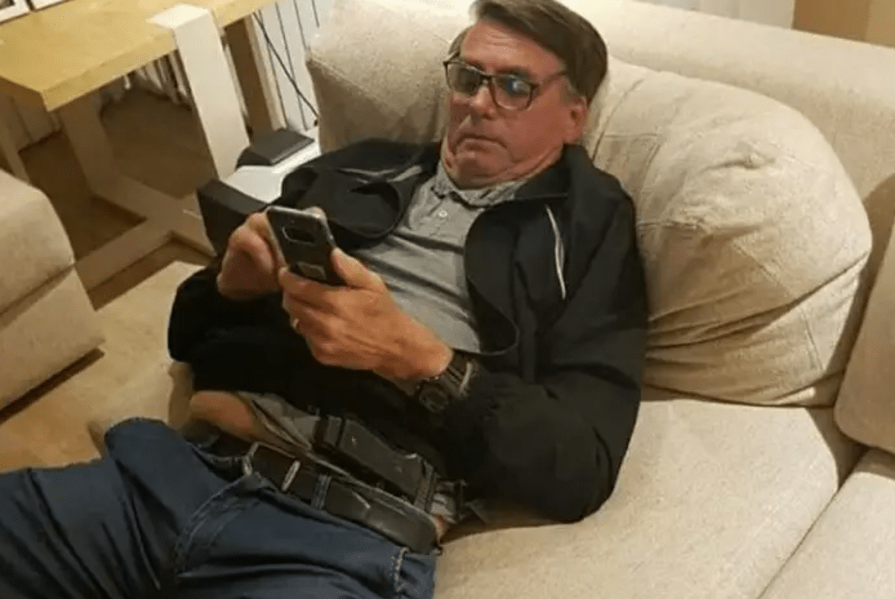 Jair Bolsonaro utilizando o celular
