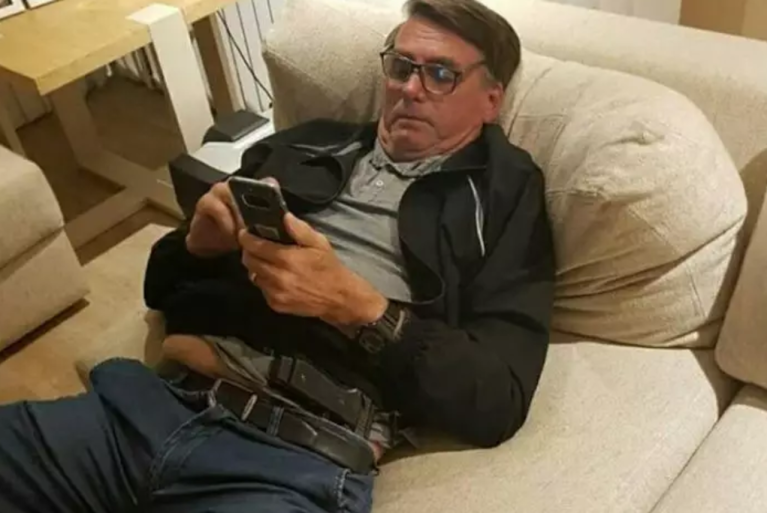 Jair Bolsonaro utilizando o celular