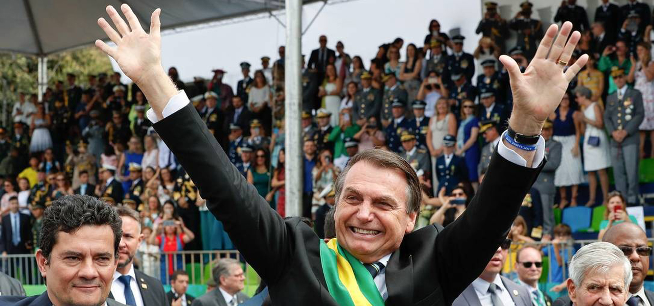 O presidente Jair Bolsonaro saudando as arquibancadas em Brasília