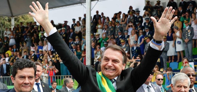 O presidente Jair Bolsonaro saudando as arquibancadas em Brasília
