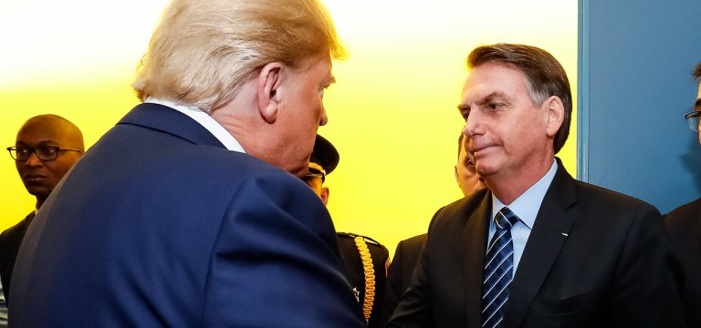 Bolsonaro recebe os cumprimentos de Donald Trump.