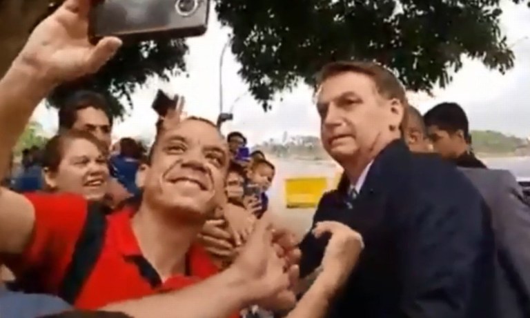 Jair Bolsonaro tira foto ao lado de apoiador