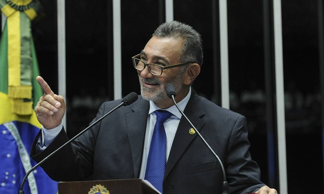 Telmário Mota em sessão no Senado
