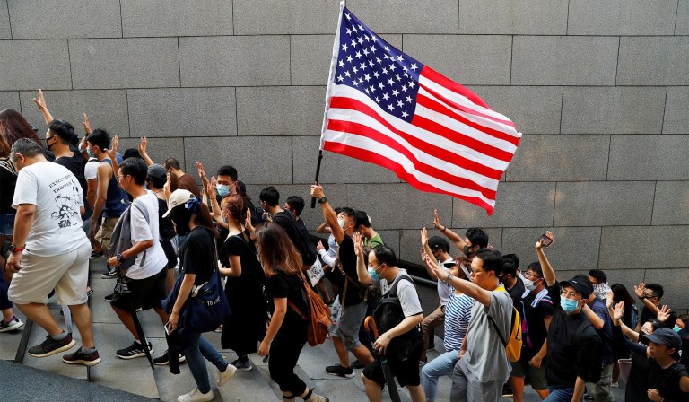 Manifestantes em Hong Kong, China, com bandeira dos Estados Unidos.