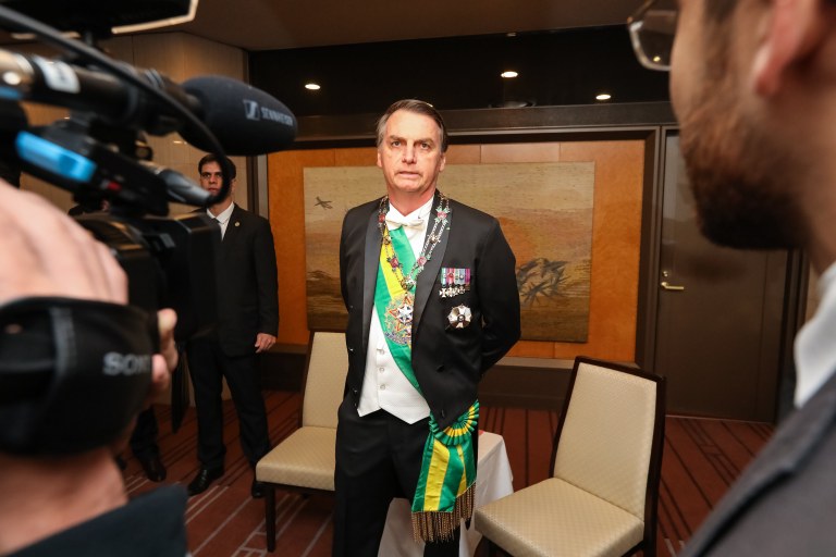 Jair Bolsonaro conversa com a Imprensa (22 out) na saída para a cerimônia de entronização