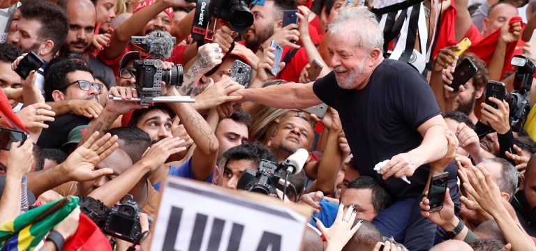 Ex-presidente Luiz Inácio Lula da Silva cercado por apoiadores em São Bernardo do Campo
