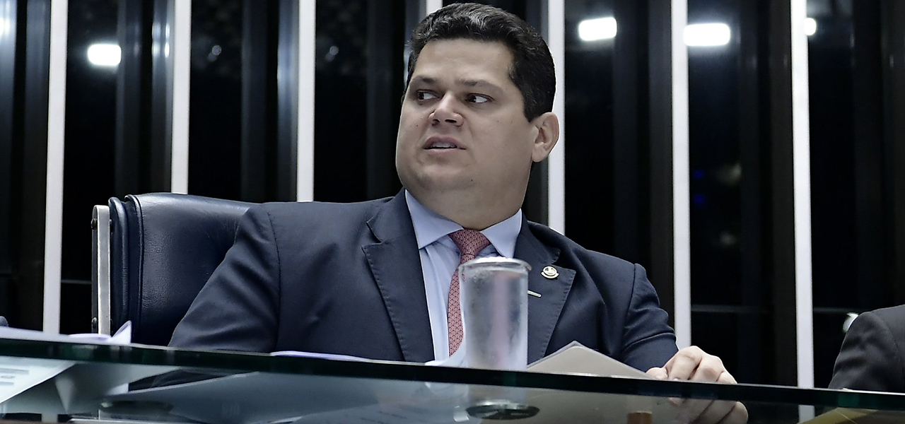 À mesa, presidente do Senado, senador Davi Alcolumbre (DEM-AP).