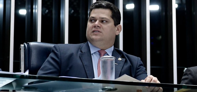 À mesa, presidente do Senado, senador Davi Alcolumbre (DEM-AP).