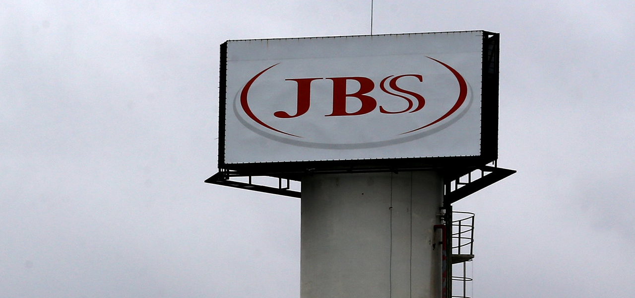 Logo da JBS é visto em unidade na cidade de Jundiaí.