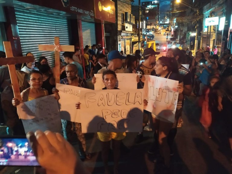Moradores de Paraisópolis protestam contra ação da PM