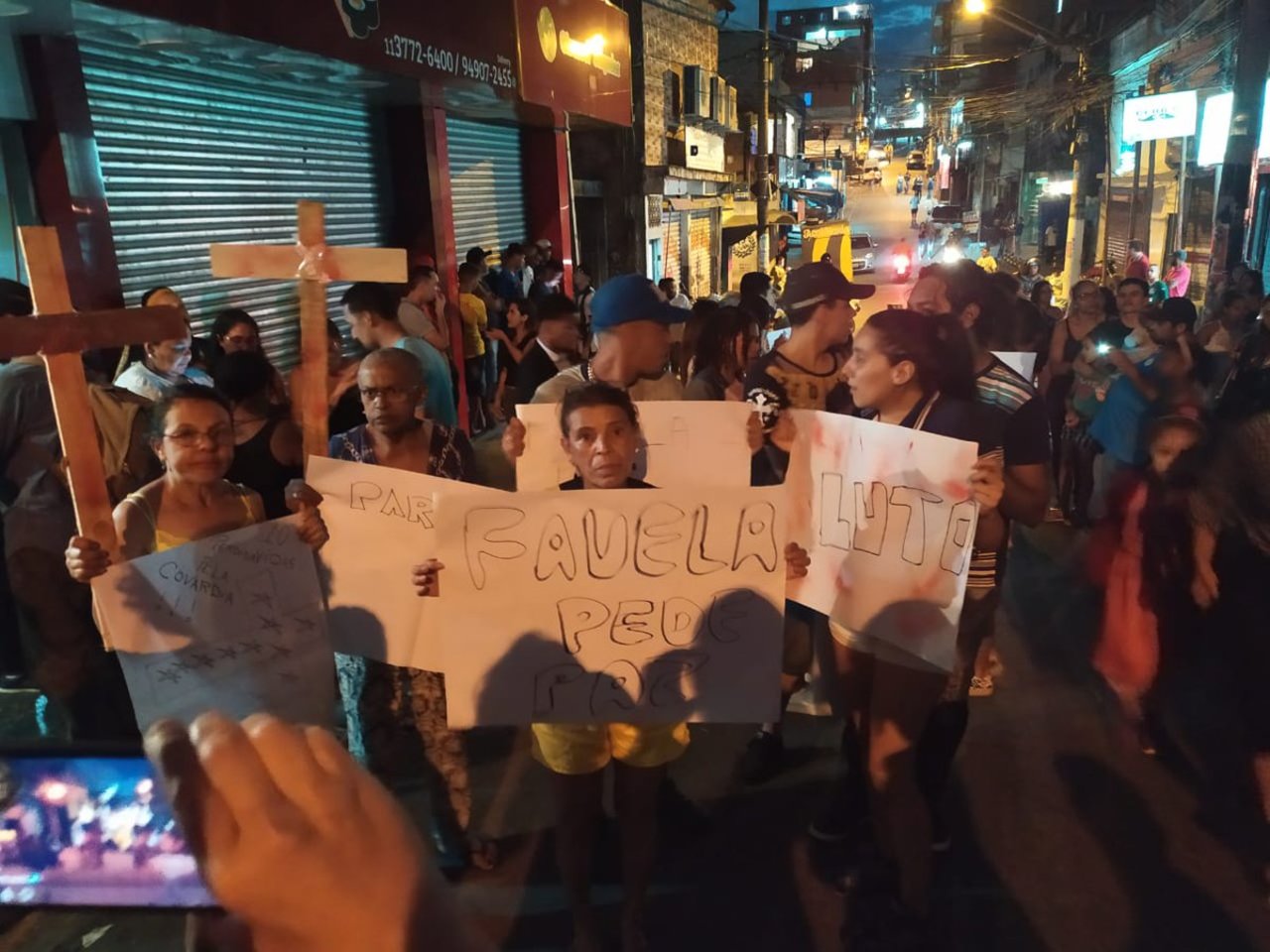 Moradores de Paraisópolis protestam contra ação da PM