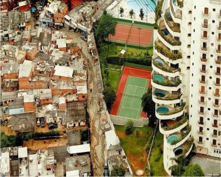 Favela de Paraisópolis ao lado de prédio luxuoso no Morumbi