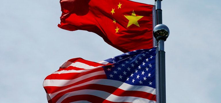 Bandeiras dos EUA e da China