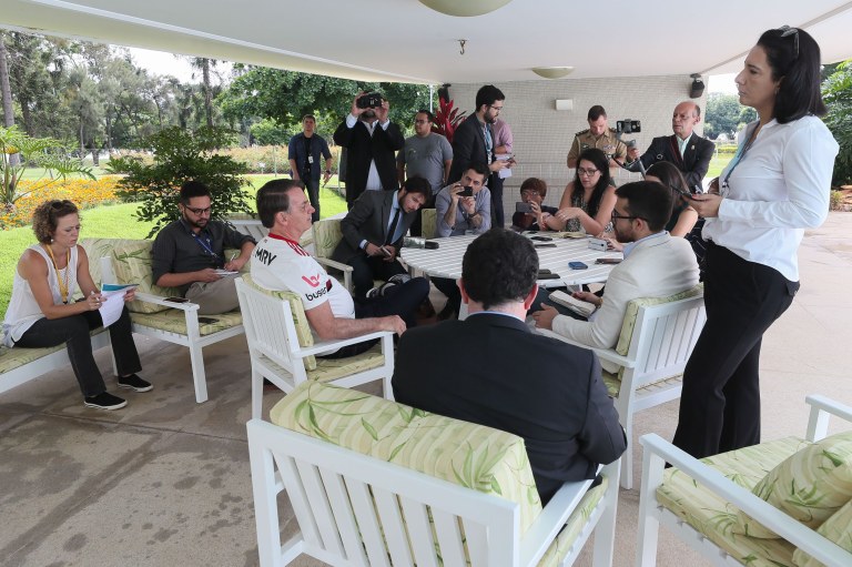 Jair Bolsonaro conversa com jornalistas no Palácio do Alvorada