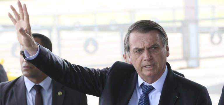 O presidente Jair Bolsonaro fala a imprensa no Palacio da Alvorada