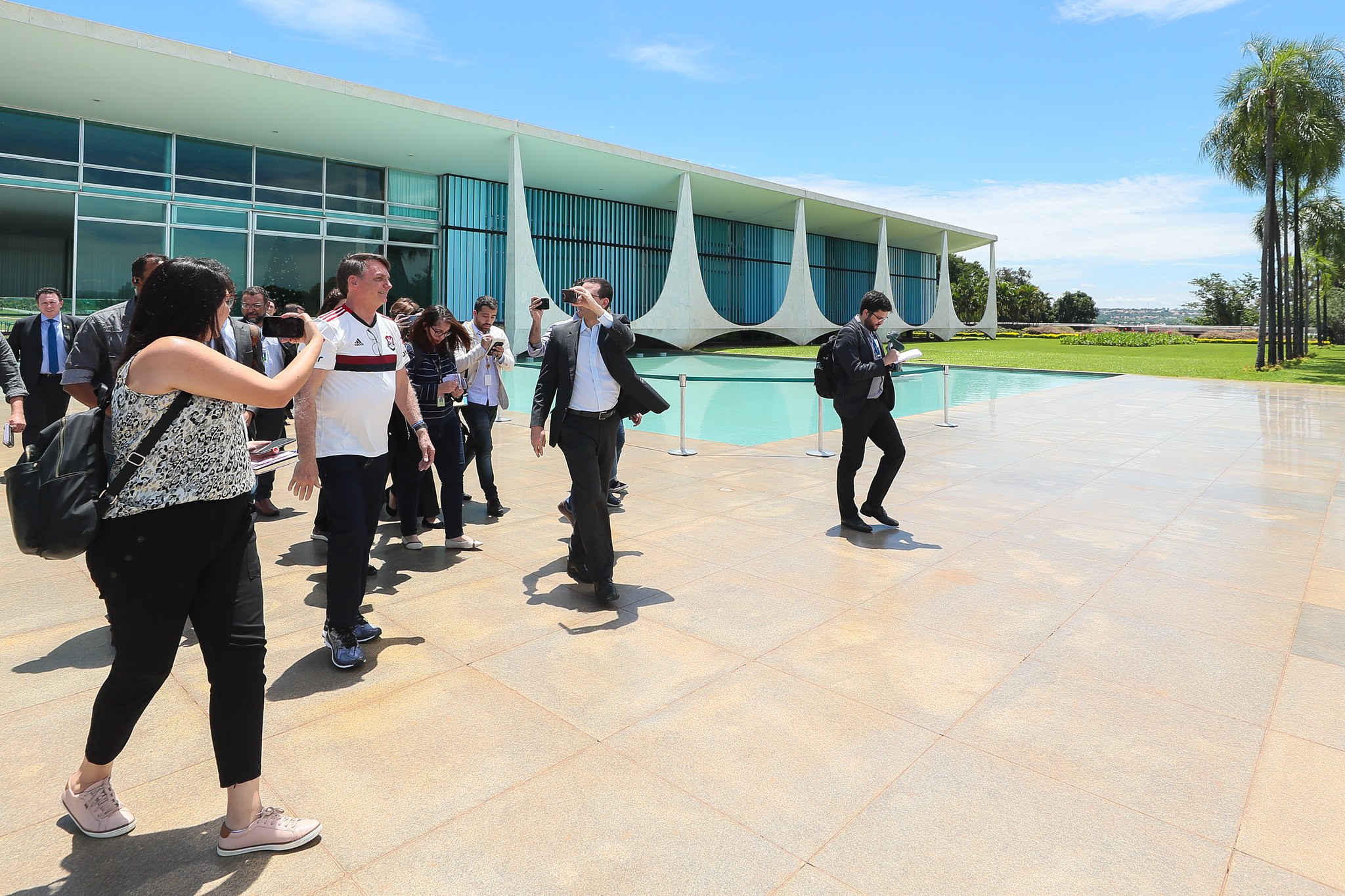 Jair Bolsonaro na saída do Palácio da Alvorada