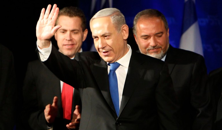 Israel: direita e centro-esquerda empatam no Parlamento