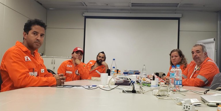 Petroleiros ocupam sala na sede da Petrobras