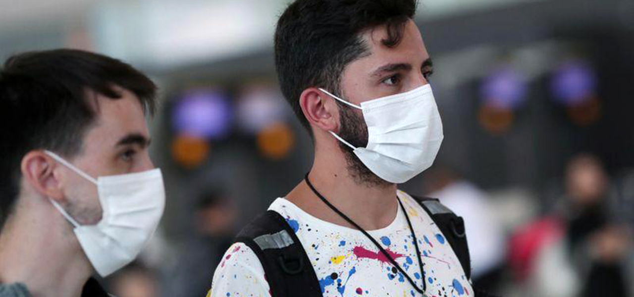 Viajantes usam máscaras no aeroporto de Guarulhos.