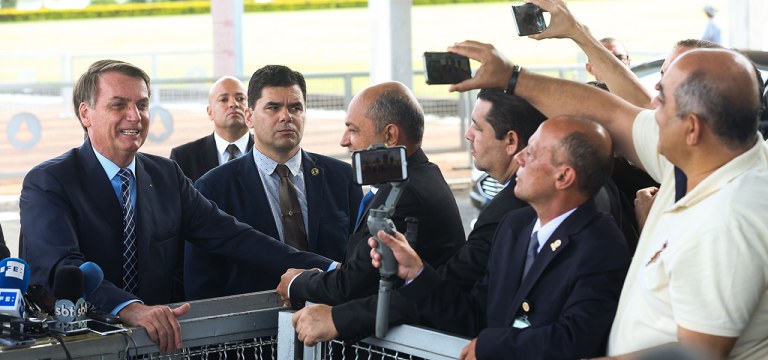 Jair Bolsonaro fala à imprensa
