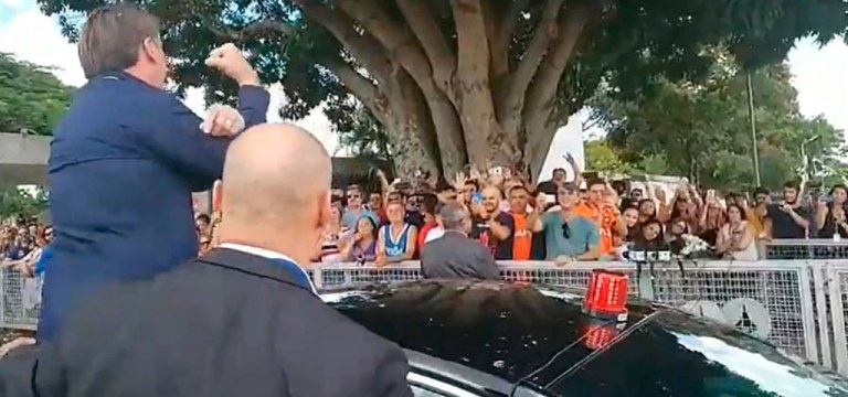 Bolsonaro ataca jornalistas.