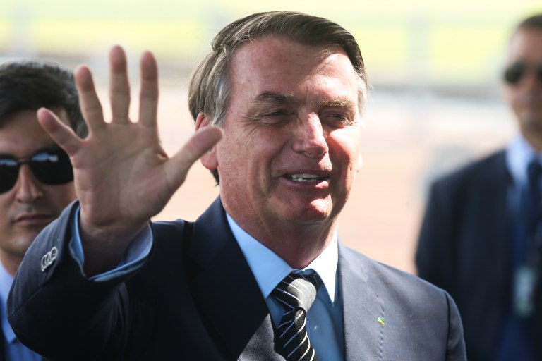 O presidente Jair Bolsonaro conversa com turistas no Palácio da Alvorada.