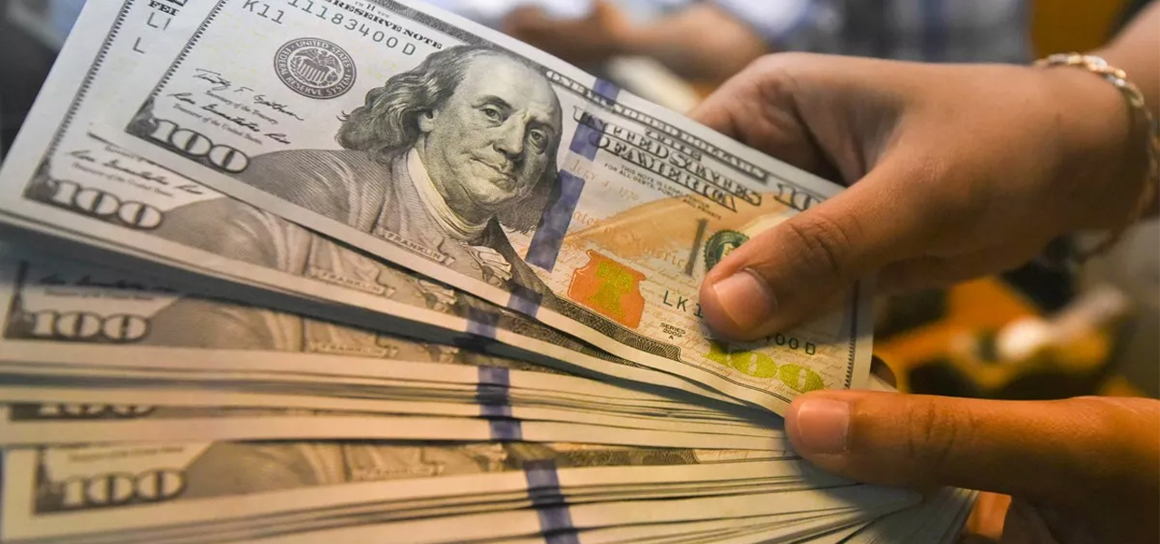 Dólar fica abaixo de R$4,50, mas crava novo recorde histórico.