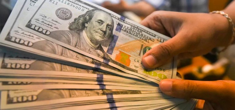 Dólar fica abaixo de R$4,50, mas crava novo recorde histórico.