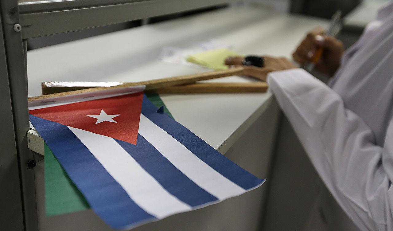 Médicos cubanos em missões solidárias no mundo são atacados pelos EUA