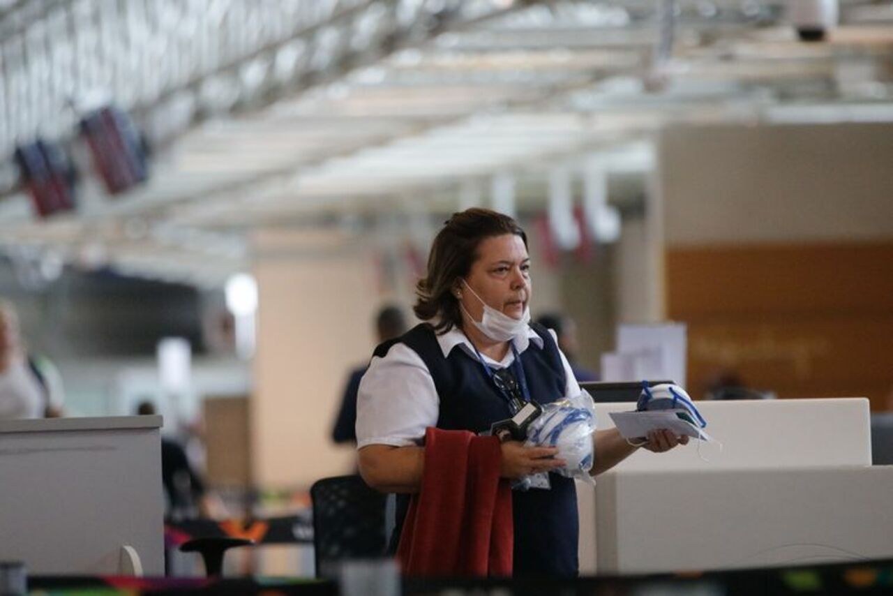 Passageiros e funcionários circulam vestindo máscaras contra o novo coronavírus (Covid-19) no Aeroporto Internacional Tom Jobim