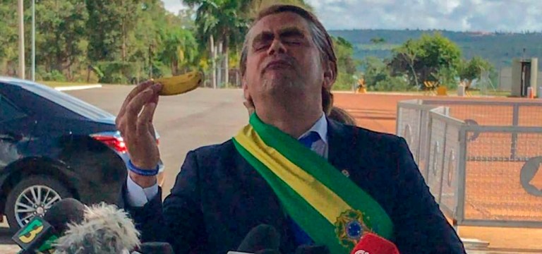 O humorista Carioca fantasiado de Jair Bolsonaro