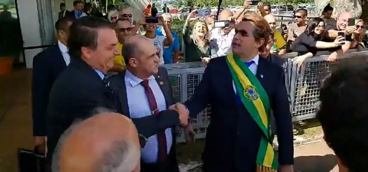 Jair Bolsonaro e o humorista Carioca