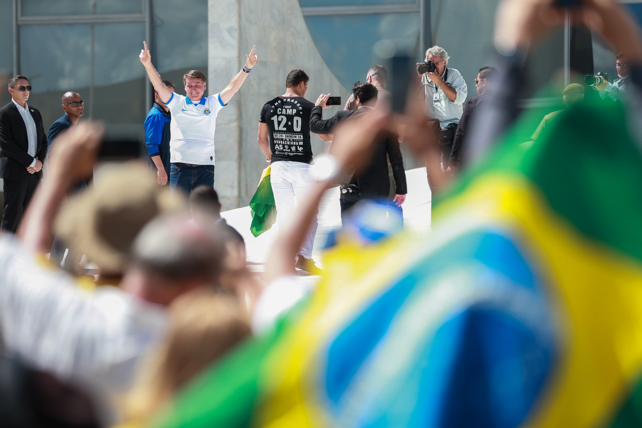 O presidente Jair Bolsonaro acompanhou, da área externa do Palácio do Planalto, em Brasília, a manifestação de apoiadores de seu governo, que está sendo realizada neste domingo (15) na capital federal e em outras cidades do país.