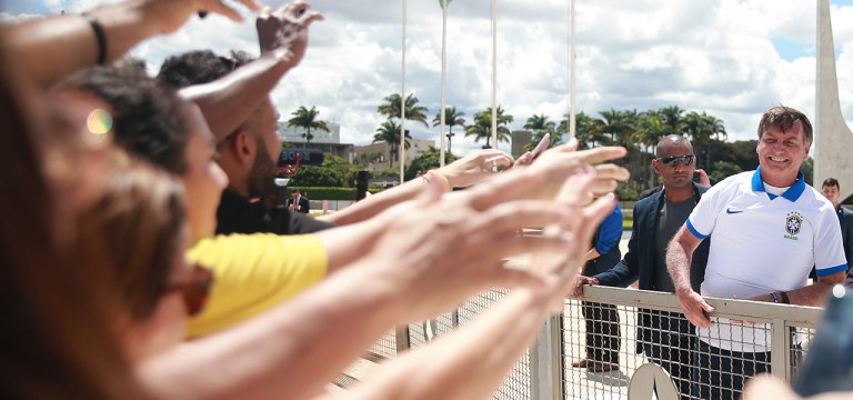O presidente Jair Bolsonaro acompanhou, da área externa do Palácio do Planalto, em Brasília, a manifestação de apoiadores de seu governo, que foi realizado neste domingo (15) na capital federal e em outras cidades do país.